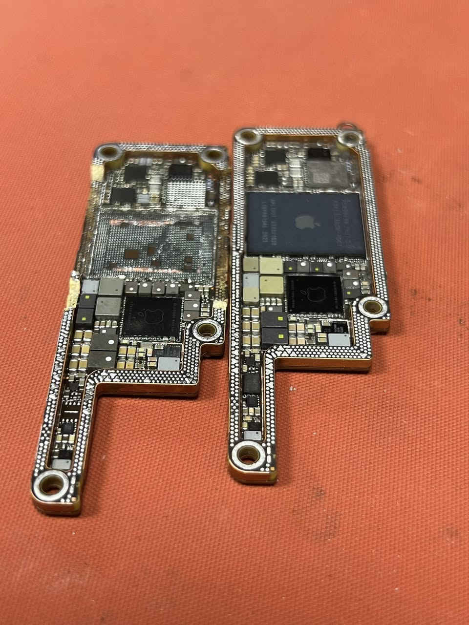 السلام عليكم 🫡
ايفون 16 pro max داخل صيانه سابقا شكل البورد ومكوناته فحطانات 🥵 من تعرضه للحراره 🔥
نقلنه المكونات الاساسيه والحمد الله  تم ✅
‏#رسول الحريشاوي


**إذا كنت صاحب هذا الإعلان وتريد حذفه لأي سبب، رجاءا أرسل رسالة إلى الدعم الفني**