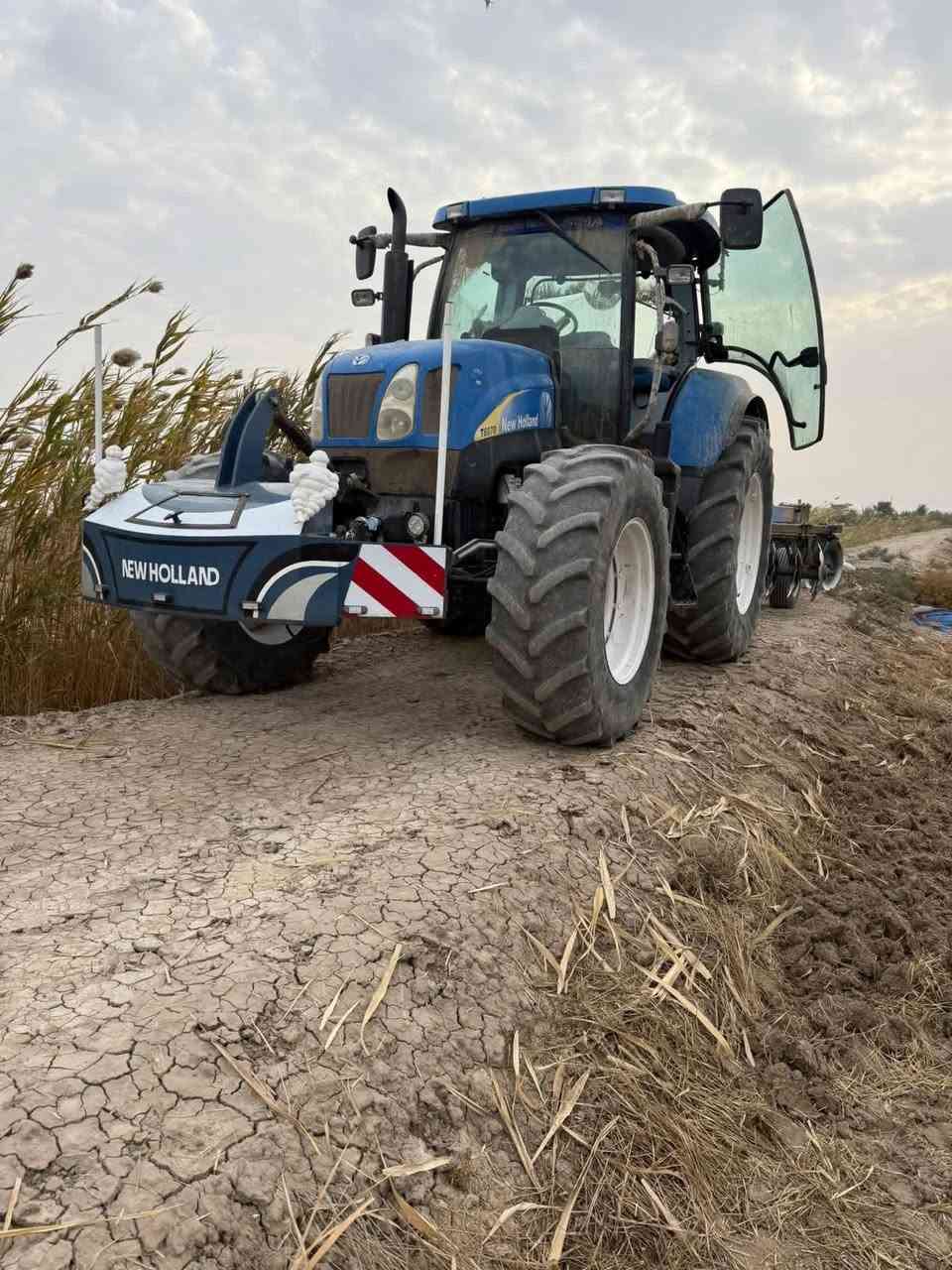 سلام عليكم تركتر نيهولند T6070تركتر جديد كفاله عامه كير محرك مكفول تواصل اتصل ***********
