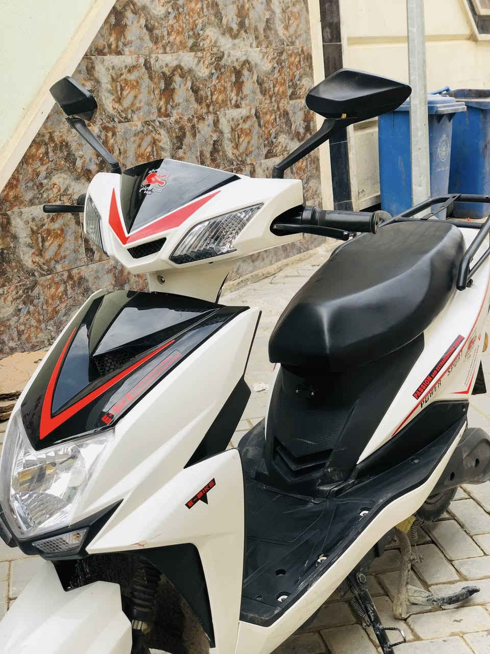 سلام عليكم
دراجه سكنس شحن للبيع 
دراجه نضيفه وجديده 
بصمتين سويجين 
تشتغل عن بعد 
انذار سرقه 
قفل تاير 
دبل اشاره 
لايت عالي ناصي 
شاشه دجتل تعرض الاعطال ونسبه الشحن
ستان صفح وتعليك 
نضام البارك 
ونضام R رجوع الى خلف 
منفذ يو اس بي 
مع شاحنه 
وياهه جنطه خلفيه
دراجه بيه ملاحضات صغيره 
السعر 525 وبيهه مجال 
مكان مدينه الصدر 
رقم ***********
