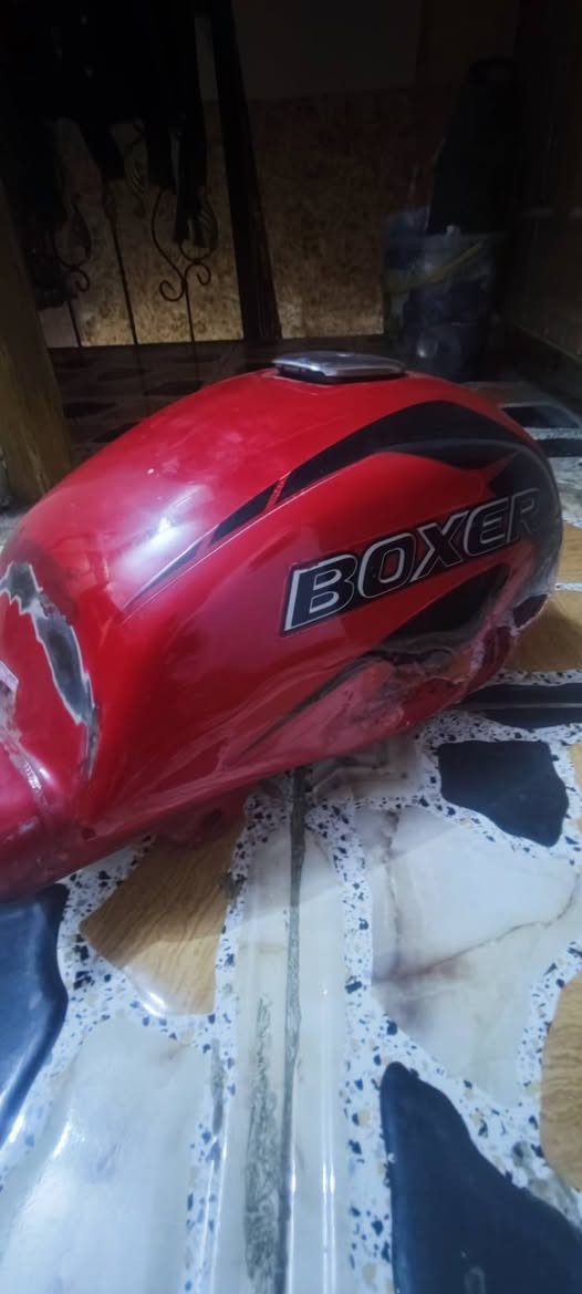 تانكي بوكسر اصلي احمر بي رصعات ثنين فارغ بس قبغ موجود سعره ٣٠ الف مكان الشعب
***********
