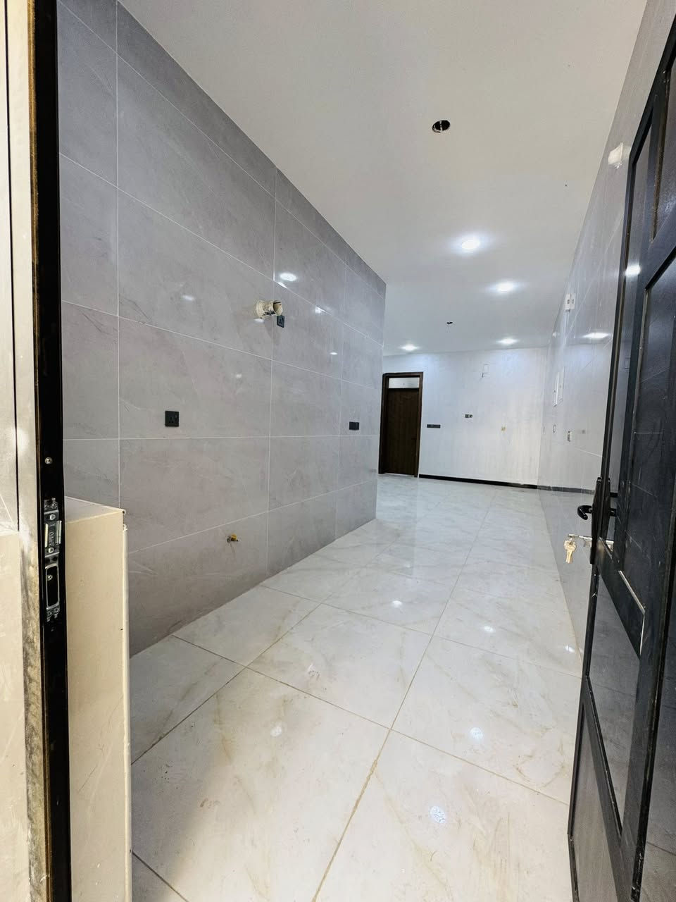 #السلام عليكم
🏠#دار_للبيع   100متر واجهيه 6،25متر نزال 16متر
 بناء طابقين حديث 
يحتوي البيت. ع[3غرف نوم -استقبال -صحيات عدد 2- صالة- ومطبخ] 
البيت شغل درجة اولى مع كامل الخدمات

🔴ملاحضه البيت جاهز للسكن 🔑

⬅️نوع العقار  طابو زراعي سند 25 اقرار محكمه 

⬅️العنوان #بغداد_الدوره_البوعيثه   

⬅️مجمع الحليم

🔴للاستفسار  خاص او الاتصال ع الرقم 

 ☎️***********
☎️***********
