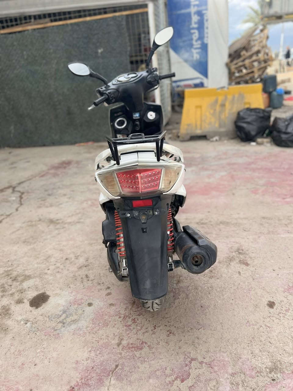 السلام عليكم لبيع سكنس كوري النضافه 85% اوراقه كامله الوصل مال مشتره السعر 750 الف الرقم: ***********
