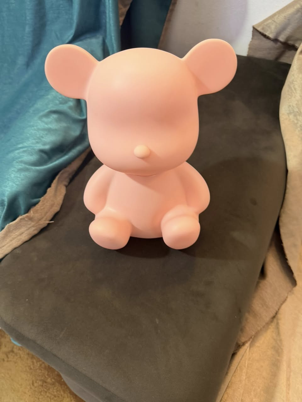 محتار في هدية مميزة ومختلفة؟ 🎁🧸
النص:
جبنالك سماعة البلوتوث "الدبدوب"  مكبر صوت بلوتوث وردي لطيف على شكل دب. يحتوي على مكبر صوت في الأسفل، ومنفذ USB، وفتحة لبطاقة SD، مما يتيح استخدامات متعددة. كما أنه يُعد قطعة ديكور مميزة في غرفة الأطفال.اللي بتجمع بين الشكل الكيوت والأداء القوي! مثالية للأطفال، المراهقين، أو حتى كديكور ينور مكتبك.
✅ صوت واضح جداً وباس قوي.
✅ سهلة الاقتران مع أي موبايل أو تابلت.
✅ خفيفة الوزن وتقدر تاخدها معاك في أي مكان.
✅ خيارك الأول لهدايا أعياد الميلاد والنجاح.
 السعر ٢٥ ألف 
الحجز ع الخاص 
متوفر توصيل


**إذا كنت صاحب هذا الإعلان وتريد حذفه لأي سبب، رجاءا أرسل رسالة إلى الدعم الفني**