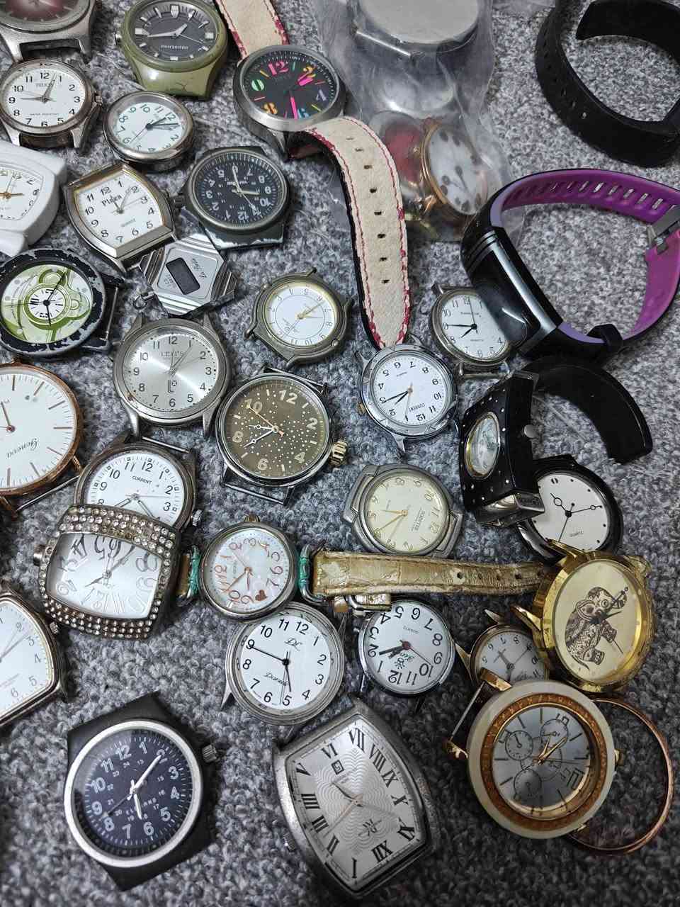 اکثر 50 ساعات رجالی نسائی بالە
سعر 120 الف کلهن 
واتساب ***********
