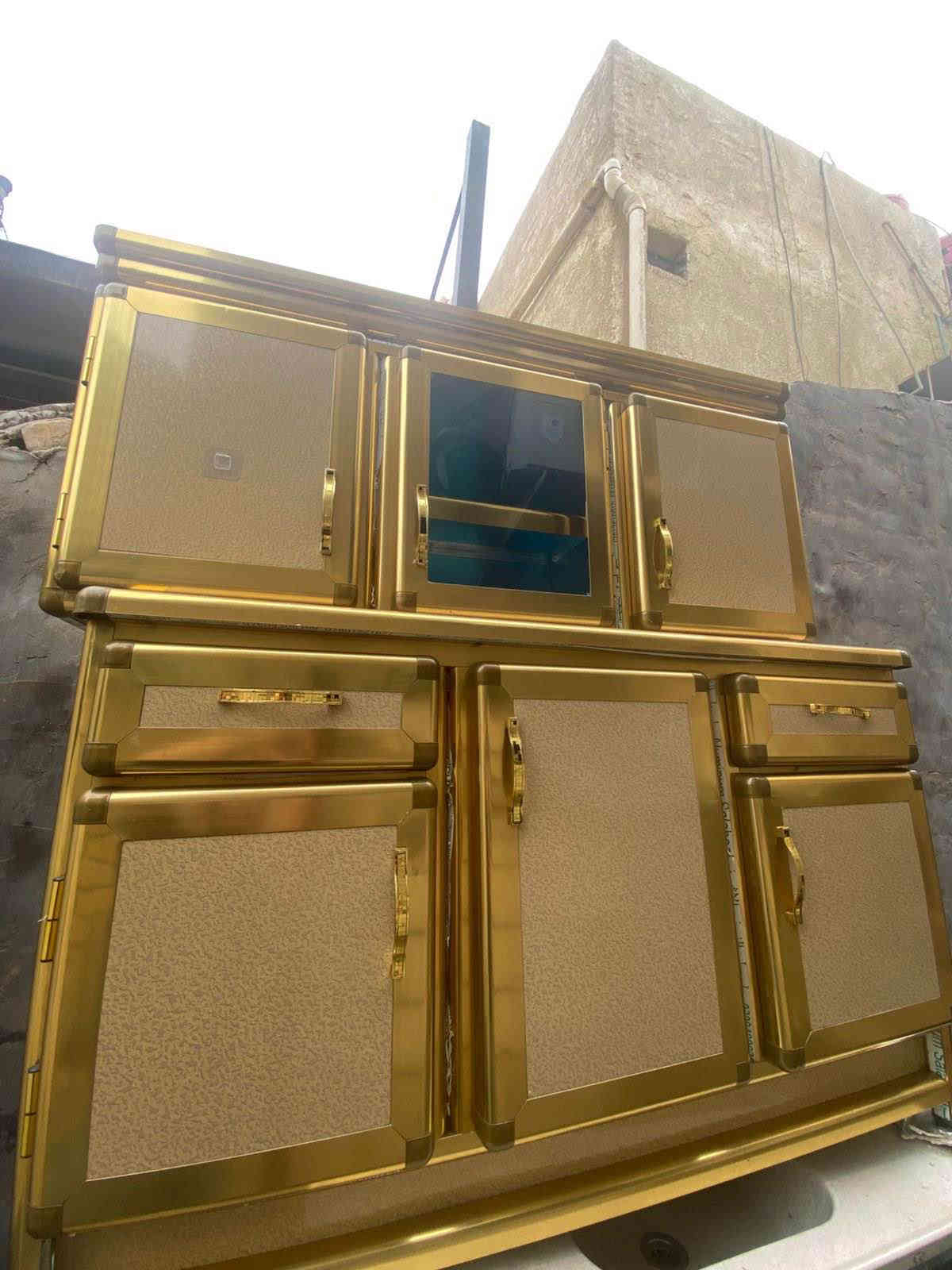 كاونتر ذهبي 3قطع سعره 250 بيه مجال حك جيه كاونتر ابو سنتك متر ونص سعره 175 بيه مجال ستخدام بيت ***********اتصل تدلل شط العرب
