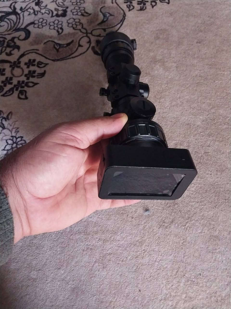 باله اوربي جديد غير مستخدم كامره ليلي نهاري ترهم الجميع النواظير استخدم بطاقات ذاكرة صغيرة تصل سعتها إلى 128 جيجابايت  للتسجيل المستمر، مما يضمن سعة تخزين طويلة الأمد لملاحظاتك.
دقة عالية 4K: استمتع بدقة 4K رائعة ورؤية محسّنة في الإضاءة المنخفضة مع عدسة التلسكوب الإلكتروني للرؤية الليلية هذه لإجراء ملاحظات واضحة ومفصلة.
سهولة التركيب: قم بتوصيل كاميرا العدسة العينية الإلكترونية بسهولة بالتلسكوبات  العدسات العينية من 22 مم إلى 46 مم من أجل التكامل السلس.
المراقبة في الوقت الفعلي: ابقَ على اطلاع دائم من خلال شاشة عرض ملونة بحجم 3 بوصات للعدسة الرقمية التي تتيح المشاهدة المباشرة وإجراء تعديلات دقيقة لالتقاط لقطات مثالية.
استخدام متعدد الاستخدامات: مثالي لالتقاط صور ومقاطع فيديو


**إذا كنت صاحب هذا الإعلان وتريد حذفه لأي سبب، رجاءا أرسل رسالة إلى الدعم الفني**