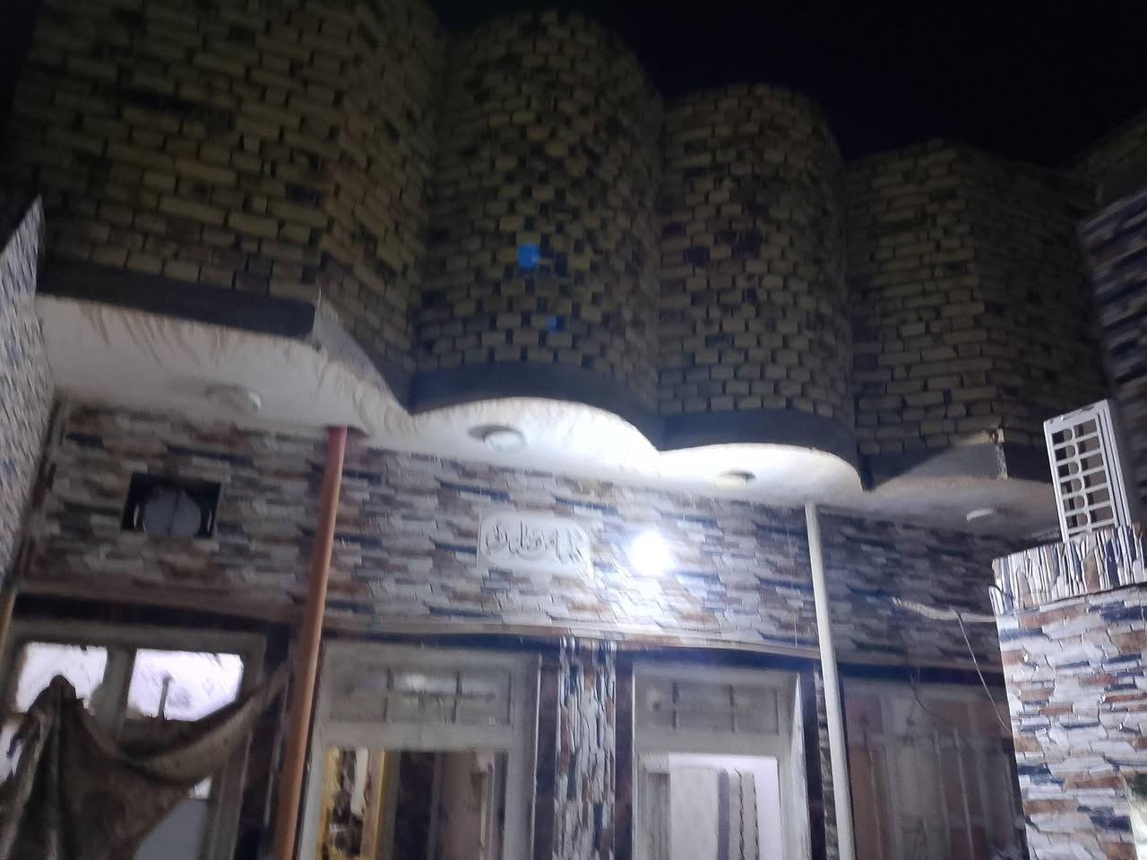 بيت للبيع  - حي الإعلام 🏠

* الموقع: حي الإعلام، مقابل النادي الرياضي.
* المساحة: 150 متر (الواجهة 6 متر).
* نوع البناء: طابوق كونكريت (نظيف جداً).
* التصميم (طابقين):
* الطابق الأول: غرفة، صالة، مطبخ، ديوانية، ومجموعة صحيات(داخليه وخارجيه) 
   * الطابق الثاني: غرفة وصالة.
***********
