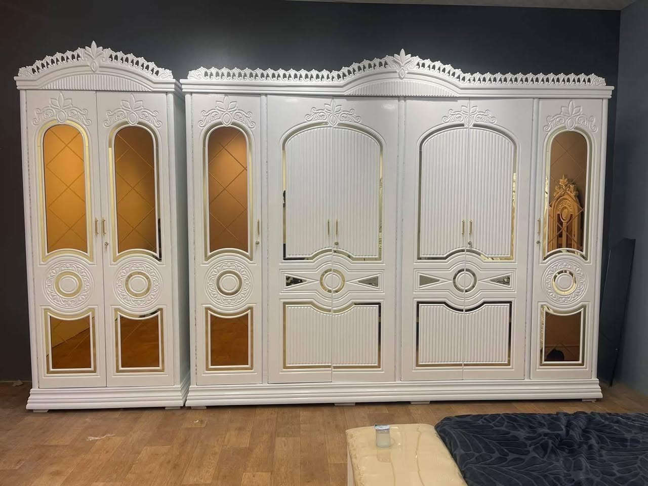 🚨 انطلقت أقوى تخفيضاتنا على موديل الأقواس – فخامة بسعر ولا أروع!
📉 من 2,450,000 دينار عراقي
🔥 إلى 1,950,000 دينار فقط
💥 فرق 500 ألف دينار خلال 6 أيام بس!

✔️ موديل الأقواس – نجارة عراقية 100%
متوفر ضمن وجبة الدرجة الأولى ووجبة الأصباغ (البوية)

✨ تفاصيل الطقم (10 قطع):
• كنتور بطول 330 سم + ملحق 430 سم – ارتفاع 250 سم
• تصنيع داخلي: صاج طبيعي 4 ملم
• وجه الكنتور: MDF سماكة 12 ملم
• الضهر: چرچوبة شد برغي
• القاعدة الأرضية: بلوك صاج
• أبواب نرمادة شريطية
• التقطيع الداخلي: حسب رغبتك
• سكك سلايت – تقطيع بلوك بورد
• الشازون: خزان + طابورية إضافية
• سرير 6 أرجل من بلوك بلاويد
• لون الدوشمة حسب اختيارك
• تصميم فريد بمسكات مختلفة عن باقي الموديلات

🚛 توصيل وتركيب لكافة محافظات العراق بكروه
🛠 صيانة مجانية لمدة سنة كاملة

📍 العنوان: الرمادي التأميم 
📞 للحجز والاستفسار: *********** 

🔹 معرض الجشعمي للأثاث – ثقة محلية بجودة عالية

⏳ الكمية محدودة والعرض ينتهي خلال 6 أيام فقط!
👇 لا تفوّت الفرصة وخلي غرفتك تحچي ذوقك!#الجشعمي
