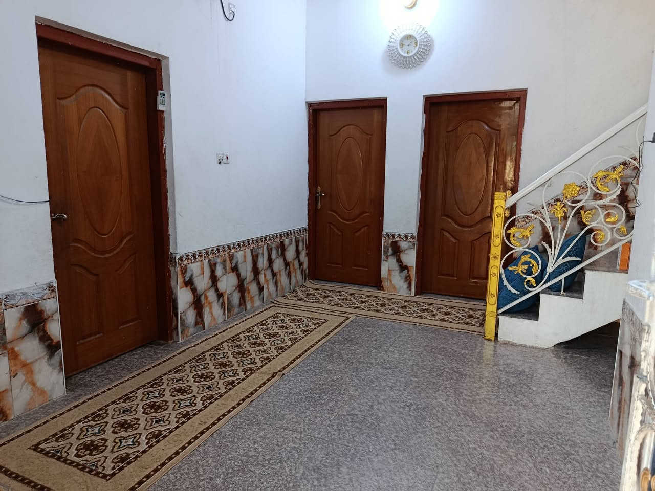 بيت للبيع في مدينة الصدر مقابل مدرسة ابن ماجد بالفرع كونكريت مسلح طابق واحد المساحة 125 يحتوي على غرفتين نوم مناور اثنين صالة استقبال ومطبخ وصحيات السعر 135 وبيه مجال للاستفسار الاتصال على *********** أو مراسلتي على الخاص
