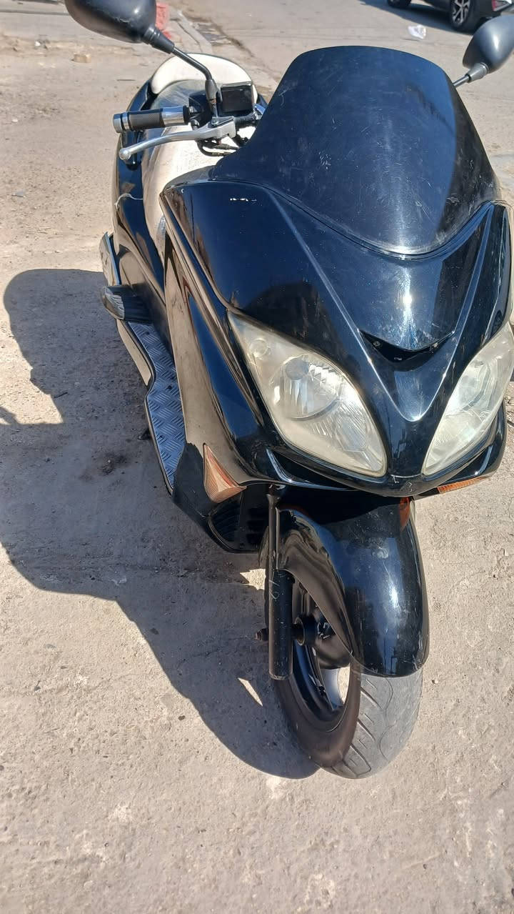 0.9كرستال  - نظافة ونظرة وتوب 🏍️
الدراجة مالت جناي وما محتاجة أي مصاريف، دير بانزين واطلع.
المظهر والبدن: اللون اسود ، الكفرات نظيفة جداً ومثل ما موضح بالصور، نظرتها حلوة 
المحرك والأداء: شلعة ومعدلل ١٤٠الدراجة نشطة جداً ومحركها صافي وصوته ناعم.
الإضافات: مرايات  سود. ++لايت زنون اصلي سعرة ٦٥
الحالة العامة: التايرات جيدة،  دراجة مال بيت وعملية جداً.
السعر المطلوب: ٩٥٠ وبيهة مجال بسيط حك جية 
المكان: بغداد زعفرانية 
للتواصل: ***********
