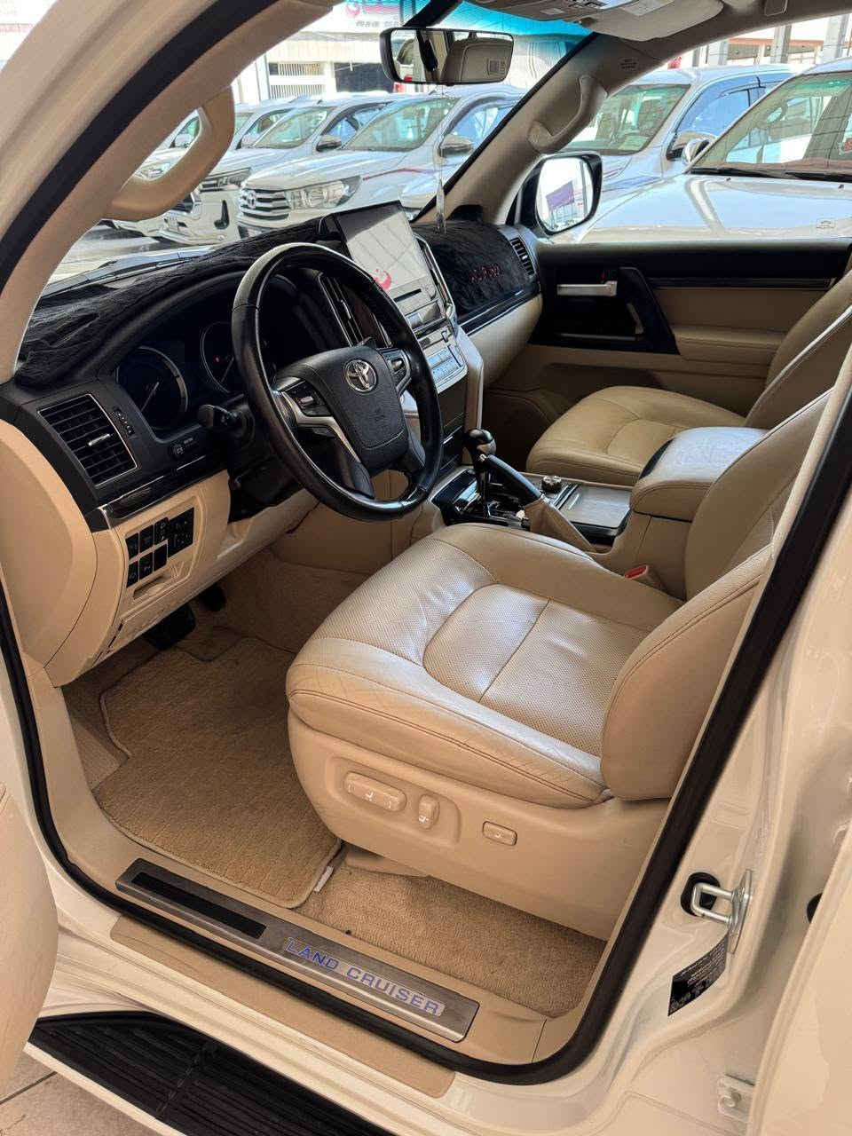تويوتا لاندكروز فول مواصفات شركة ساز باب أول ٨ سلندر السياره مكفول كفالة عامه من صبغ و تبديل و مفتوح فقط واحد مكان PDR ب صندوق ماشي ٦١ ألف حقيقي السعر(٥٨٨) ورقه و بيها مجال قليل 
مكان أربيل 
تلفون *********** بي واتساب

