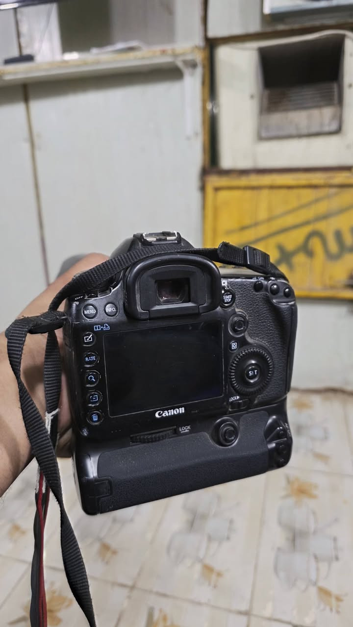 سلام عليكم كاميرا كانون 5D مارك فور
مع زوم رياضي ٧.٣٠٠-  24-105 
كارتونه وغراض وياهن 
مع بطاريات عدد ٣
السعر  البدي  مع العدسة 
مليون و250 الف وبيهة مجال


**إذا كنت صاحب هذا الإعلان وتريد حذفه لأي سبب، رجاءا أرسل رسالة إلى الدعم الفني**