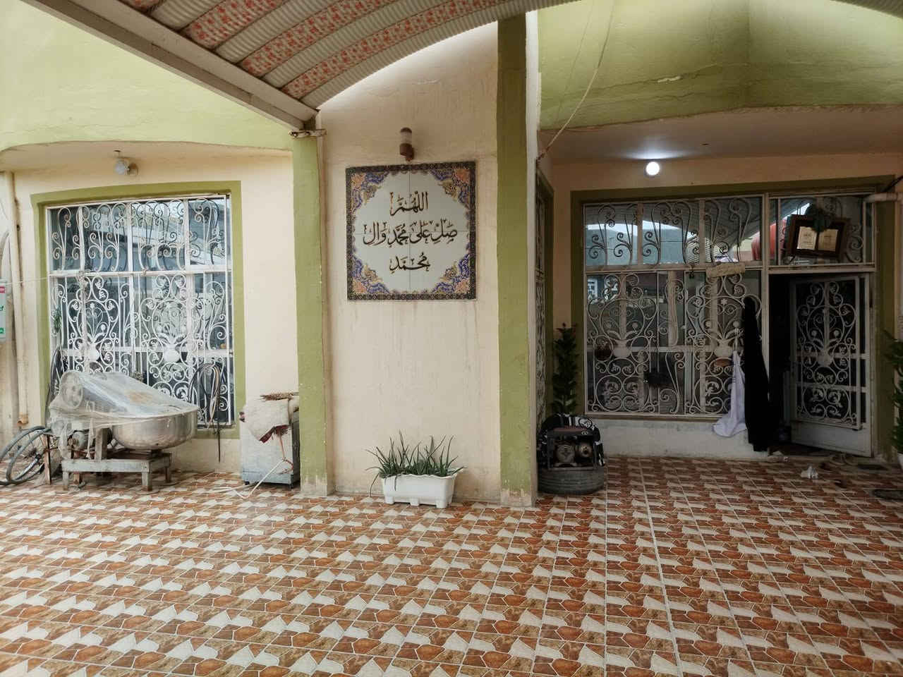 للبيع بناء حديث قرب المدرسة الجديده بلمعاره المساحه 250متر صب گونگريت غرفتين نوم وصاله واستقبال ومطبخ كبير ممرات صحيات داخلية وخارجية السعر 150 وبي مجال ***********. ***********
