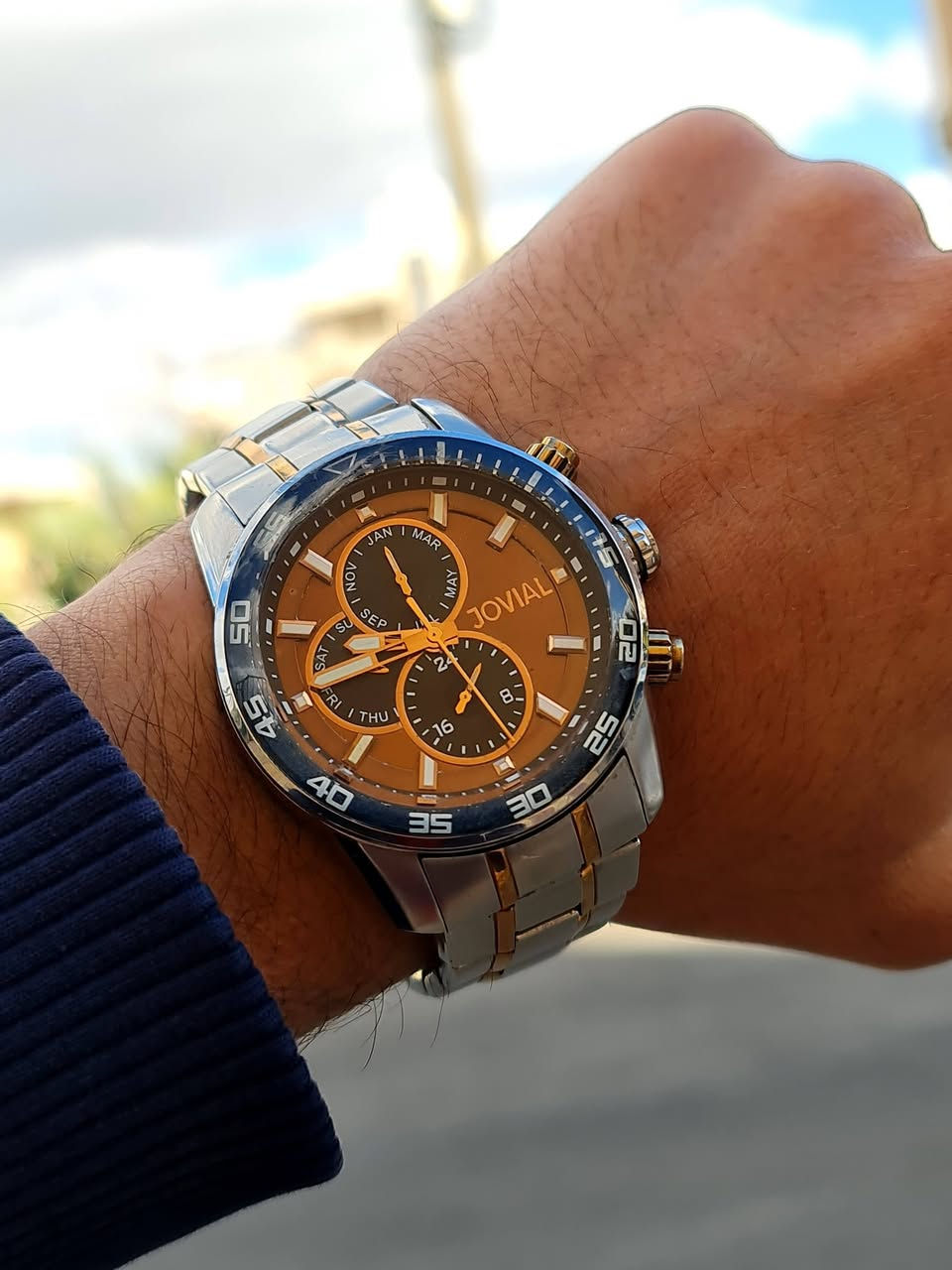 JOVIAL Original SWISS MADE – تصميم رياضي أنيق بلمسة ذهبية جذابة

✨ المواصفات:

عرض اليوم + الشهر بعدادات مرتبة وأنيقة
توقيت 24 ساعة

إطار رياضي مرقّم يعطي حضور قوي على اليد

سوار ستانلس ستيل ثنائي اللون (فضي × ذهبي)

تصميم عملي للدوام والمناسبات

📝 ملاحظة مهمة بكل شفافية:

يوجد شعر خفيف جداً على الزجاج، غير مؤثر على الشكل أو الاستخدام، ومبين بالصورة.

بسعررررر حرررررق وناارر🔥🔥🔥

💰 السعر مقابل المواصفات والاسم صفقة ممتازة
💥 ساعة هيبة وستايل بسعر منافس
اللي يعرف قيمة Jovial بيعرف إنها فرصة 

للتواصل على الرقم التالي او على الخاص 0795472588 

✨️يرجى متابعة الصفحه لكي يوصلكم كل ما هو جديد ✨️⌚️


**إذا كنت صاحب هذا الإعلان وتريد حذفه لأي سبب، رجاءا أرسل رسالة إلى الدعم الفني**