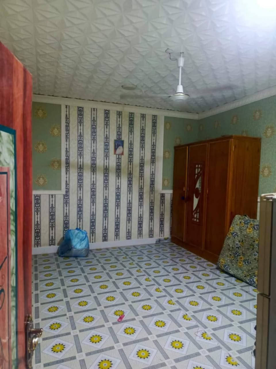 بيت للبيع طابو صرف مساحة 150 متر 

أبي غرق حي الحسين شارع السبيس ثالث بيت عن تبليط 

وبالقرب من المدارس 

طابق واحد _غرفه _استقبال _مطبخ حار+بارد _هول 

كراج كبير _مجمع صحيات داخلي وخارجي 

للاستفسار اكثر الاتصال ع الرقم ***********
