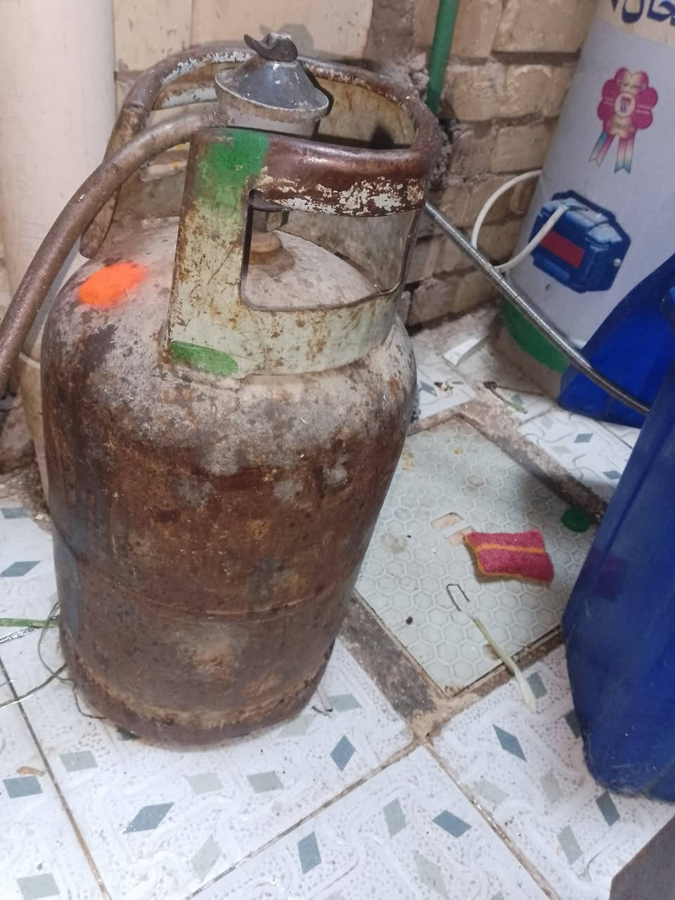 للبيع اغراض بيت نضيفات جدا مكاني حي الجهاد للاستفسار ***********
