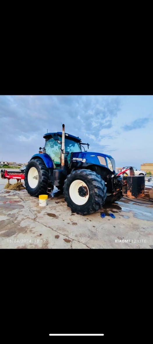 سلام عليكم للبيع ساحبه نيو هولندا حجم ٢٧٠ فول مواصفات رقم أربيل ألماني للاتصال على ***********
