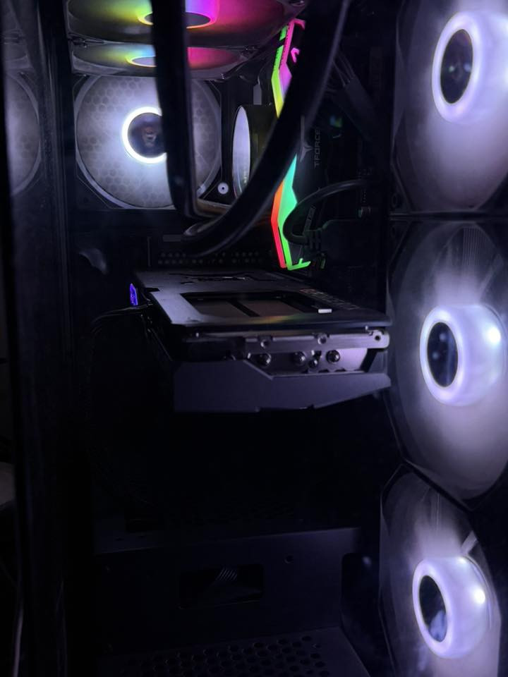 للبيع Setup Gaming كامل
- المواصفات:
Intel Core i7-14700F (14 جيل)
89 RTX 4070 SUPER 12GB
- RAM 32GB
H 2TB SSD + 2TB SSD
Gigabyte Motherboard
• Windows 11 Pro
تبريد مائي
الإضافات:
 مايك Audio-Technica احترافي
& HyperX Cloud III
Logitech G502 HERO
Razer BlackWidow V4 X RGB
Mousepad CYBEART
أداء بكل الألعاب بدون تقطيع
3.500.000 دينار عراقي
متوفر توصيل جميع محافظات العراق 
***********
