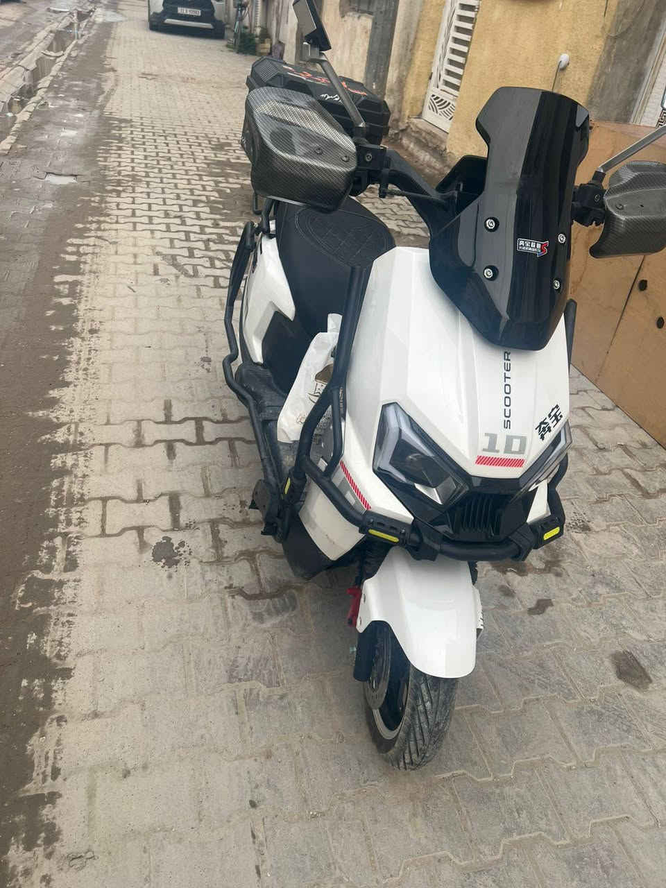 سلام عليكم اخوان دراجه للبيع شحن سرعتها حقيقي ٦٥ لو ٧٠ ست بطاريات مسطره ملف ٢٠٠٠ وامبيريه ٣٢ ماشيه الدراجه ٥٠٠٠ وشويه كيلو يعني جديده رايدها ب٨٠٠ الف مكاني الحريه دباش ***********
