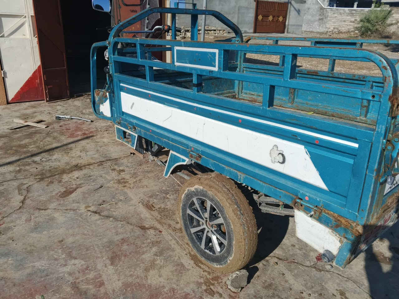 السعر 800 ملاحضه ويه محجر كامل رقم ***********
