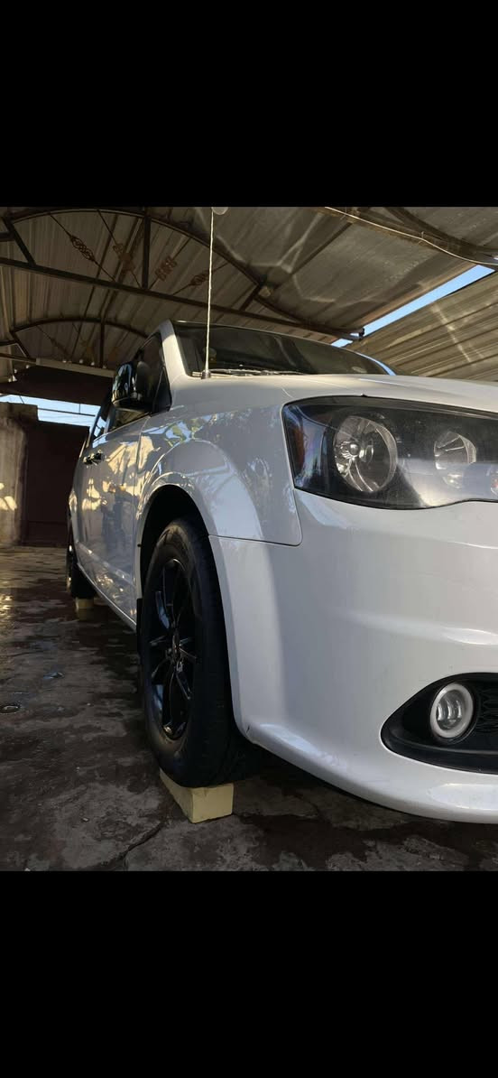 السلام عليكم اخوان
دوج كراند كرفان موديل 2020 مشروع وطني تحويل ثاني يوم سيارة ب اسمي ماشية 84,000mi 
السيارة فئة GT فول مواصفات تحكم ستيرن 4 جهات 
مثبت سرعة 
مقياس الإطارات 
شاشة اعطال 
كشنات كهرباء +تدفئة 
مري كهرباء + تدفئة 
استيرن تدفئة 
بردات بلادية خلفية 
فرس سقف وأرضي 
كشنات جلد اسود سياحي 
بيبان كهرباء 
جنطة كهرباء + شفط 
كروز مثبت سرعة 
تشغيل عن بعد 
كامرة خلفية 
حساسات خلفية 
منظومة زنون شمسي  عالي ناصي شرط نهار 
تبريد 3 قطع شاشة 
جام 6 كهرباء 
السيارة 

مشدودلهة مروحة تبريد اضافية يعني تبريد ثلج والحماوة ثابتة نص والسيارة بيهة تخم تاير جديد وباتري جديد وصدر ودبلات امامي خلفي كلة جديد السيارة مال بيت ما مشتغلة خط السيارة على إيدي السيارة 

السيارة كلين تايتل سيارة بيهة بارد 3 أصابع بل جاملغ الأمامي الأيمن والباب الخلفي الأيمن 3 رصعات غير هذني ما بيهة مكفولة كفالة عامة من الدعامية لدعامية 
السعر 257 وبيهة مجال بسيط اخوان رجاءً اليشوف السعر هواي لايكسر بل سيارة لين السوك كلشي بي 
الهاتف :***********
