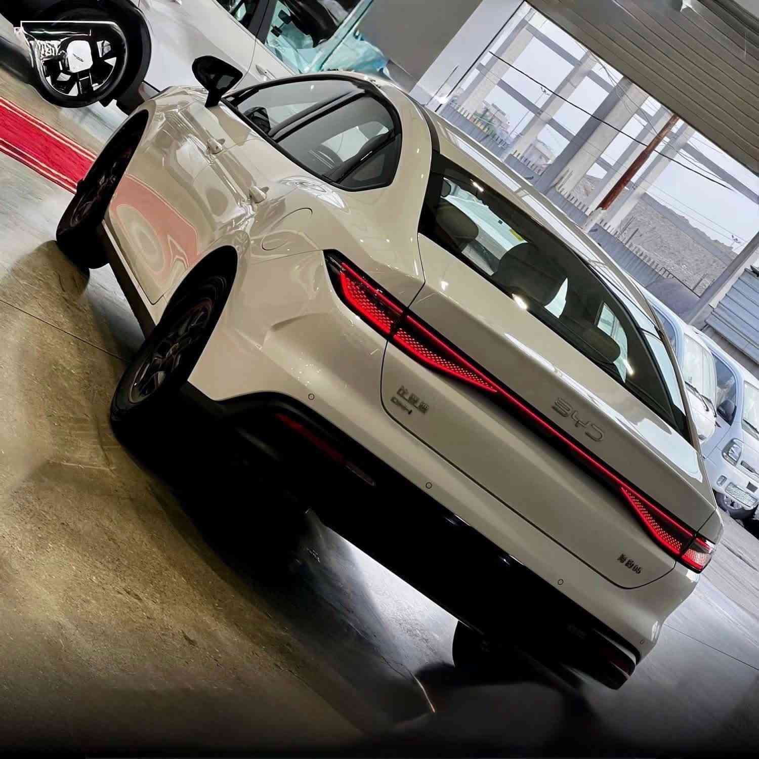 سلام عليكم سيل5 داخل ابيض مرقم بغداد مثبت لوحات بغداد بسمي جاهزه كامل الملحقات2025  زيرو العنوان بغداد ***********
