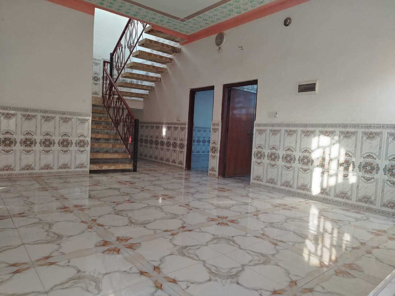 سلام عليكم ورحمة الله وبركاته مكلف بنشر بيت اجار طابقين في منطقة مطار ***********
