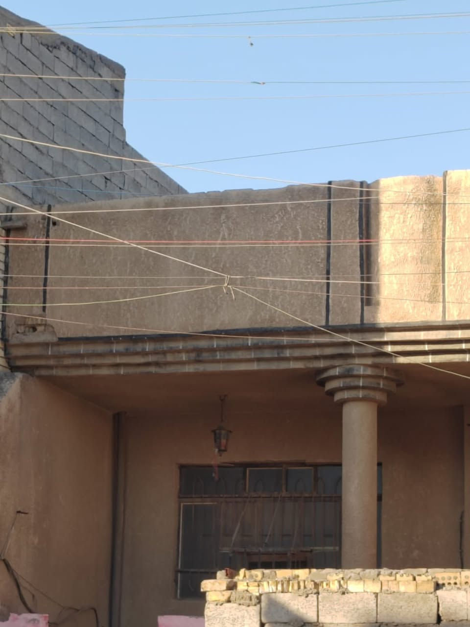 بيت المساحه ١٩٠ متر مربع واجهه ١٠ متر بالفرع المجاور لافران هيثم الركن ع شارع السوق (للبيع)سعرالمتر١١٠٠مليون وميه للاستفسار ع الرقم ***********
