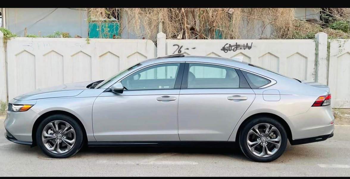 هوندا اكورد exl موديل 2023 هايبرد 
 
السيارة ماشيه 45 كم

فول مواصفات 
• مكينة 2000 هايبرد تنفس طبيعي
• كير اوتوماتيك 
• شاشة كبيرة
•فتحه سلايد
• كاميرا خلفية 3 انظمة
• كرسي كهرباء جلد  لون اسود  
• رادار امامي
• مانع تصادم
• محدد مسار 
• تصحيح مسار
• شفتات بالستيرن
• مثبت سرعة
• مانع انزلاق
• دخول ذكي 
• إنارة ترحيبية
• هندبريك كهرباء
• عداد ديجيتال
•لايت عدسات زينون
• نظام اوتو لايت Auto
• لايت العالي زنون 
اوتو هولد للبريك
• حساسات مطر 
• حساسات امامي خلفي 
• حساسات ضغط هواء الإطارات
• أوامر صوتية
• 4 أنظمة قيادة (eco,individual , sport,normal )

السياره وارد امريكي حتدثها دعاميه اماميه فقط

السعر 203 وبيها مجال لشراي

مكان السيارة بغداد  العامريه للتواصل 
*********** بغداد, العراق
