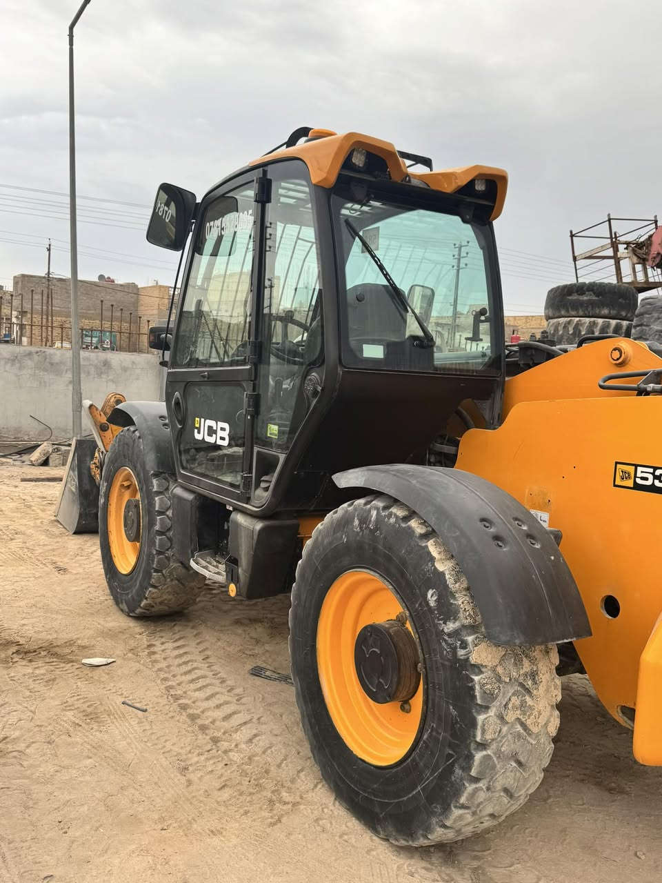 السلام عليكم  ١٤متر
جي سي بي رافعه نمطيه موديل 2011
دخول جديد صار شهر من اترقمة
كير مكينه اكسنات  جب كله مكفول مكينه بم ونوزل السعر خاص للاتصال ***********
مكاني النجف
