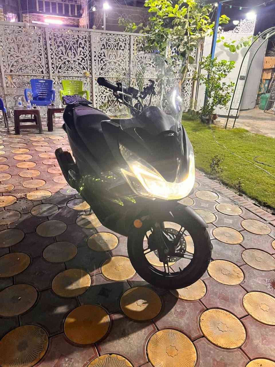 السلام عليكم دراجه pcx للبيع دراجه احله من الصوره  مكفوله كفاله عامه والدراجه جاهزه للترقيم وجيب عشر فيتريه وتعال شلعه ومعدل خير من الله دراجه من المزاد وياباني السعر خاص للاستفسار على الرقم ***********المكان بغداد
