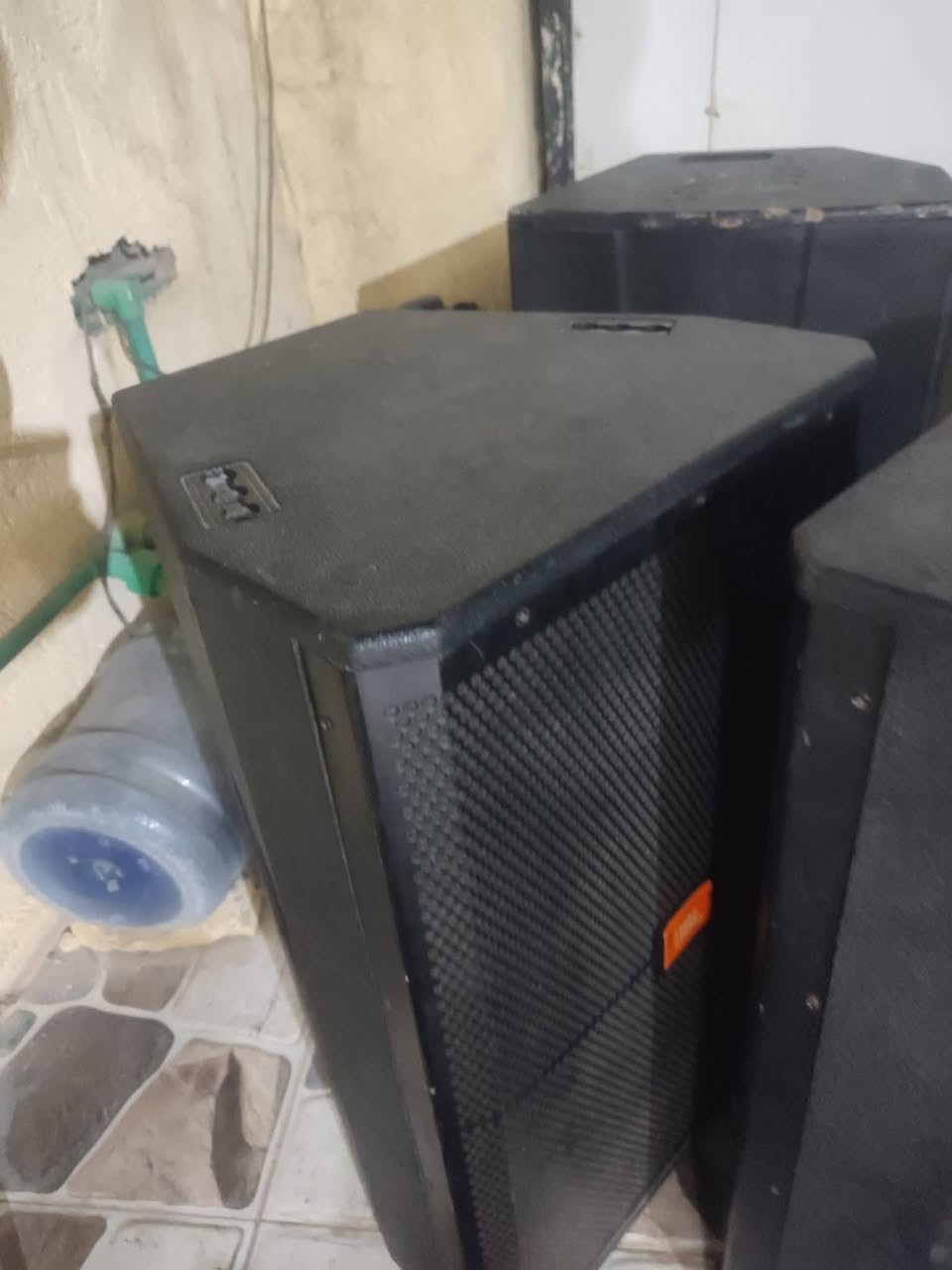 سماعات RCF715 سبيكر
مستخدمات ٥ مجالس بس بعدهن بالجيس 
وعدي زوج سماعات jbl مرتبات للمروس ب سماعات دبليو 17 أو اف بي تي 

للاستفسار *********** بي واتساب هم
