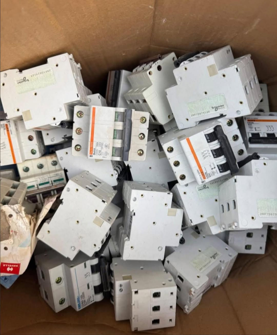 السلام عليكم يتوفر
منيجر ثلاثي بالة أصلي /٤٠ /٦٣ / ٨٠ /١٠٠ /١٢٥ امبير 

                                  👈٤ ألاف 👉

بغداد

عكد النصارى 

وتوجد خدمه توصيل 

***********
