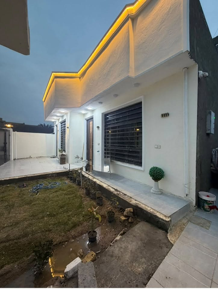 🏠 يا الله.. بيت للبيع بتصميم حديث (اي استفسار على سعر اتصل على رقم الموجود اسفل المنشور )
شيل غراضك واسكن فوراً! بيت العمر خلف سوق المحاويل صار جاهز وبأرقى الميزات.
للبيع بيت طابق واحد، بناء حديث وتصميم عصري درجة أولى، مستغلة مساحته بكل ذكاء وديكوراته تفتح النفس.
📌 تفاصيل ومواصفات البيت:
 📍 الموقع: المحاويل - خلف السوق مباشرة (موقع استراتيجي وقريب على كل الخدمات).
 📐 المساحة: 210 متر.
 📄 السند: طابو زراعي (إقرار محكمة / سند قانوني مضمون).
 🛏️ الفصال الداخلي:
 2 غرف نوم واسعة.
 استقبال فخمة للخطار + هول داخلي مريح للعائلة.
 مطبخ حديث بتصميم عصري.
 صحيات داخلية متكاملة.
 🌳 الملحقات الخارجية: حديقة مرتبة + طارمة واسعة + صحيات خارجية.
 ✨ المميزات الإضافية: ديكورات داخلية حديثة (جبسن بورد وإنارة حديثة) + نظام كاميرات مراقبة متكامل مجهز بالكامل للأمان.

ملاحظة: البيت كامل مكمل وما يحتاج تصرف عليه ولا ربع دينار، جاهز للسكن الفوري

 📞 للشراية الجادين والاستفسار عن السعر (من المالك مباشرة):
 رقم الهاتف: [***********]
 واتساب: [***********]

