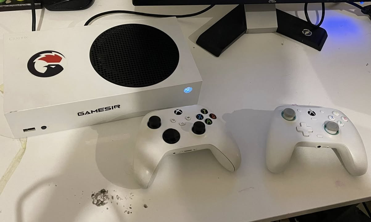 م ٖ سلام عليكم عندي اكس بوكس سيريس اس للبيع نظيف وما داخل تصليح بلادي ذاكرته 512وياه يدات ثنين الاصليه ووحده احترافيه ايلون ستق وياه ups وشاشه كيمنك ستين هرتز وكرسي كيمنك هم ومايك والستاند مالته اكيد اسمه TONOR TC30 كلهن 575الف مكاني بغداد واتساب *********** والي يريد اكدر اشوفله توصيل
