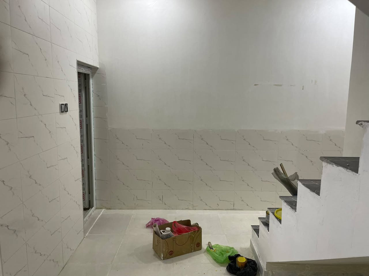 ٢ بيوت للبيع طابقين نفس التصميم بناء حديث مساحة ١٠٠ الواجهة ٥ نزال ٢٠ بغداد الحسينية الراشدية منطقة السكلات ال١٤ قرب نادي الهلال يم مدرسة الفيحاء للاستفسار عن السعر وباقي التفاصيل الاتصال على رقم صاحب العقار شخصيا 
*********** 
او على رقم الواتس اب +46739083252
