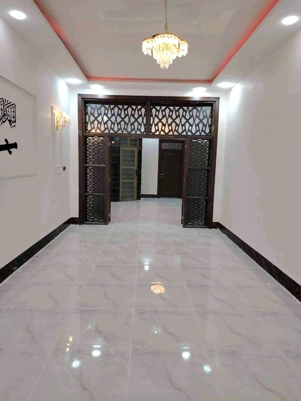 #***********يعلن مكتب النور العقار عمود262   بيت مقابل قرية الغدير شارع المطار
تفاصيل البيت 👇👇المساحه 150متر عرض شارع 17متر اناره جيهتين معا كافت الخدمات
#استقبال  
#غرف نوم عدد 2
#وصاله عدد 1
#حمامات عدد 2 #السعر 55مليون  قريب علا شارع صب 
#ملاحضة البيت بناء 2025
سند 25
#شارع عرض 17 متر
ماء+كهرباء+كيبل ضوئي مقابيل +مولده+مدارس حكوميه واهليه ومول تسوق منزلي 

جميع الخدمات متوفره
#للاتصال #***********واتساب