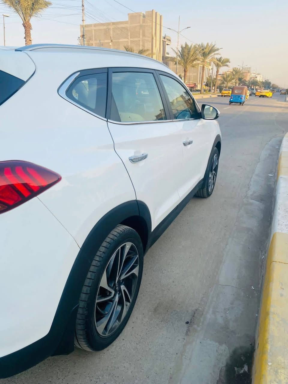 توسان خليجي موديل 2021
رقم بغداد با اسمي تحويل ثاني يوم ماشيه ٧٨ كم
حجم المحرك  2000DOHC
مكفولة كفالة عامة بيه بس هلال البنيد صبغ كد شبرين وبارد كلش قليل اصلا ممبين باب الصدر
فول مواصفات عدا البنوراما
المواصفات 
بصمه + بصمه ابواب
مري شفط+اشاير مري
كرسي كهربائي  مقعدين 
ثلاث انظمة قيادة 
(سبورت+سمارت+ايكو) 
:-داخل صاج بلادي
شحن واير ليس
ويل كب كروم
-تبريد قطعتين  اشاير ترحيب بالباب 
السياره جاهزه بدون اي نقص وبالواقع احلى من الصور
مكاني بغداد 
للاستفسار  ***********
