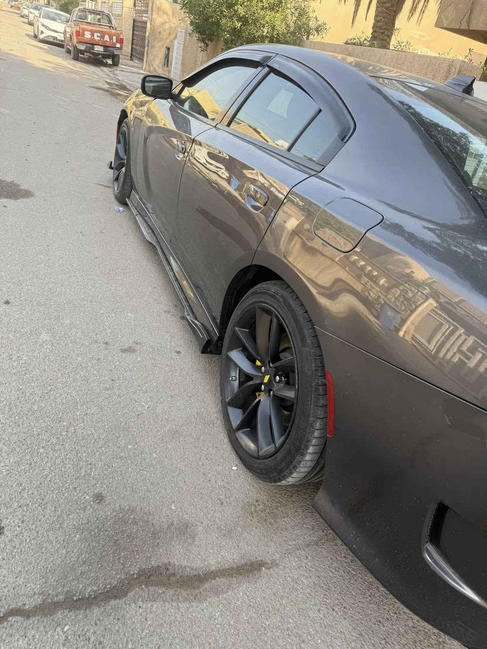 📍 الموديل: 2022
📌 الفئة: GT / فل كامل
📅 النوع: SUV / تو ويل
📍 الموقع: (بغداد زيونه)

⸻

✨ مواصفات السيارة الأساسية

🔹 المحرك: V6 سعة 3.6 لتر (قوة ~ 293 حصان)
🔹 العزم: ~ 260 رطل-قدم/ 353 نيوتن-متر
🔹 ناقل الحركة: أوتوماتيكي 8 سرعات
🔹 الدفع: خلفي أو رباعي (4×4)
🔹 استهلاك الوقود: ~ 19 ميل/جالون داخل المدينة و 26 على الطريق السريع (متوسط 22)  

🔹 السعة: 5 ركاب
🔹 عدد الأبواب: 4
🔹 أنظمة أمان:
• ABS + EBD
• وسائد هوائية متعددة
• نظام تثبيت السرعة
• نظام مراقبة ضغط الإطارات
• نظام التحكم في الثبات
• حساسات أمامية وخلفية + كاميرا خلفية  

🔹 الراحة والتقنية:
• شاشة معلومات وترفيه Uconnect تعمل باللمس
‏• Apple CarPlay / Android Auto
• تحكم بالمكيف + منافذ USB + Bluetooth
• مقاعد جلدية عالية الجودة
• نظام صوت ممتاز
• تحكم إلكتروني بالقيادة على التضاريس  

🔹 الأبعاد:
• قاعدة العجلات: 116.7 بوصة
• الطول: 193.5 بوصة
• المساحة الخلفية / التخزين ممتازة للعائلة والأمتعة  

⸻

🔥 المميزات الأساسية

✔️ مظهر خارجي قوي ورياضي
✔️ أداء ممتاز على الطريق والطرق الوعرة
✔️ كفاءه وسهولة قيادة يومية
✔️ فخامة داخلية وخامات راقية
✔️ إمكانيات سحب ممتازة
✔️ أنظمة أمان وسلامة متقدمة

⸻

📌 ملاحظات للبيع:
🔸 الحالة: حالة ممتازة 
🔸 اللون: رمادي
🔸 الكيلومترات: (41484الف كيلو)
🔸 السعر المطلوب: (206 وبي مجال)
🔸 للتواصل: (***********)
