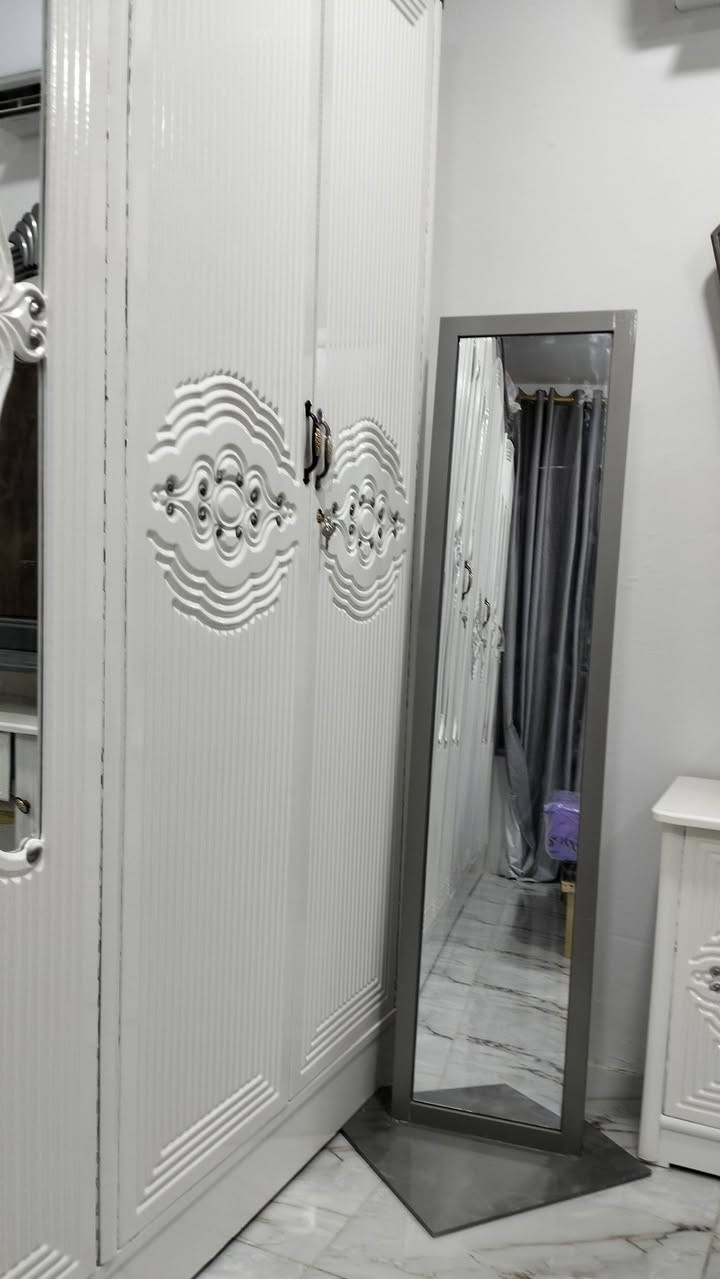 السلام عليكم غرفة نوم مستعملة قليل 5 اشهر للبيع 11 قطعة خشب عراقي بديكور تركي  للاستفسار *********** واتساب متوفر
