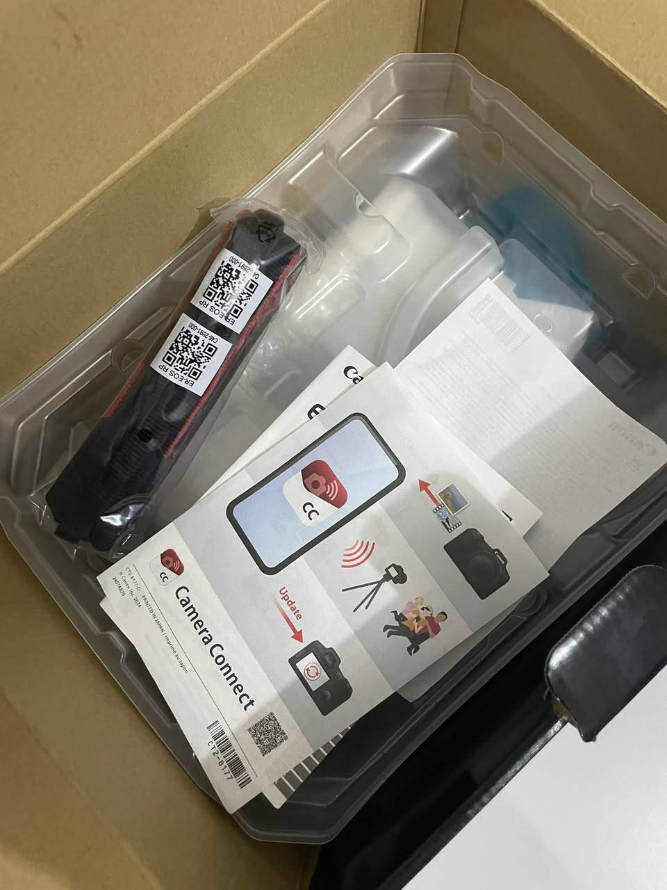 كامره كانون rp  ملحقات كامله للبيع بيها مشكله الشاشه ماتشتغل ومااعرف السبب سعرها 850 مكاني بابل توصيل ماعندي مميزاتها

� مستشعر Full Frame بدقة 26.2MP

* عزل أجمل من كاميرات APS-C.
* أداء جيد بالتصوير الليلي والبورتريه.  

⚡ نظام فوكس Dual Pixel AF

* سريع ودقيق.
* يدعم اكتشاف الوجه والعين للتصوير البورتريه.  

🎯 4779 نقطة تركيز

* تغطية واسعة للإطار.
* ممتاز للتصوير اليومي والأشخاص.  

🪶 خفيفة جداً

* وزنها حوالي 485 غرام فقط.
* مناسبة للسفر والتصوير الطويل.  

📱 شاشة متحركة بالكامل

* مفيدة للفيديو والتصوير بزوايا صعبة والسيلفي.  

🎥 تصوير 4K

* موجود لكن ليس أقوى نقطة بالكاميرا بسبب وجود Crop وتأثر أداء التركيز في 4K.  

🔍 منظار إلكتروني EVF

* بدقة 2.36 مليون نقطة.  

🔄 تدعم عدسات RF وEF

* تقدر تستخدم عدسات EF القديمة بواسطة المحول (Adapter).  

العيوب

* البطارية متوسطة.
* التصوير المتتابع 5 صور بالثانية فقط.
* فيديو 4K محدود مقارنة بالكاميرات الحديثة.  

بالنسبة لاستخدامك كمصور

إذا شغلك:

* بورتريه
* مناسبات
* جلسات خارجية
* تصوير سينمائي بسيط


**إذا كنت صاحب هذا الإعلان وتريد حذفه لأي سبب، رجاءا أرسل رسالة إلى الدعم الفني**