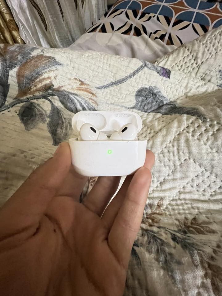 السلام عليكم ورحمة الله وبركاته
ايربود ابل اصلي100‎%‎جهاز تربطه عل جهاز لكيشن ومسامعه معروفه صوت عالي سعر 25وبيه مجال بصيط ***********
