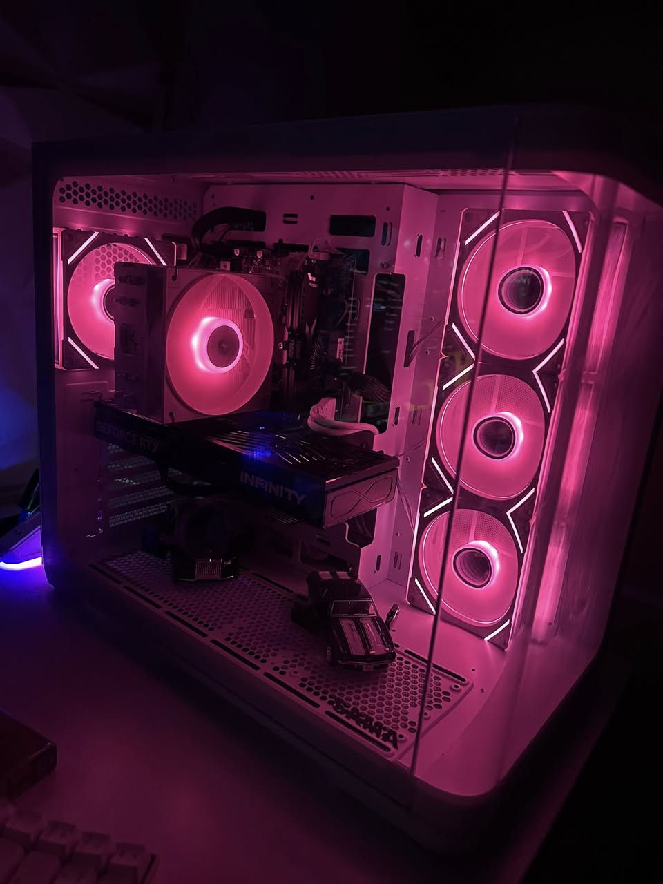 ( استعمال كلشش  قليل  وصارله شهر مشتريهه))حبايبنا الطيبين مساء الخير الرجاء قراءة المنشور كامل ( سيت اب كامل للبيع بدون نقص  اي شي)ملاحضه ابيع سيت اب كامل او الكيس وحده   

معالج i5 13400f
كرت الشاشة  RTX 5060 8G 3 fan
الرامات 16 8x2 ddr4 3200
التخزين NVMe ssd 1TB
المذر بورد prime b760m-k D4
تبريد المعالج deep cool مروحة 
فانات الكيس من ليان لي 
بور سبلاي atlas 750W
الكيس من sama فد شي شگاكي 

الميز قياسة
200x70x70 mdf
بي كيبل مانجمنت وفتحات للوايرات

شاشات 2
Msi 200hz 27” MAG274F
Dell 60hz 22”
ستاندات شاشة 2 

ستاند تلفون (هدية)

سبيكرات خارجية hb

ماوس اتاك شارك x11
كيبورد E-YOOSO وايرليس وبلوتوث وواير
ماوس باد ضد المي من شركة امباير ستور

سماعتين 
هايبر اكس كلاود 2 وايرليس
الثانية ماعرف شسمها بس هم خوش شركة

مايك ريدراكون

جوستكات 2
كرسي قيمنق نوعية عادية

كراتين الغراض كلهة موجودة يمي، والسيت اب كامل استعمال شهر  عدة السماعة
انطيك ضمان فحص فقط  افحصهه الك . من تطلع من عندي اني ممسؤل
السعر السيت اب كامل ( 3,500,000) توصيل موجود 
بي مجال بسيط
متواجد واتساب
***********
