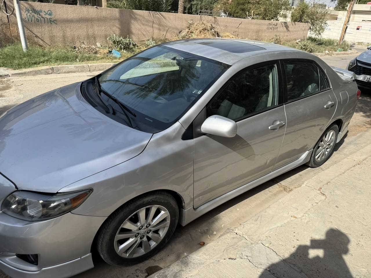 السلام عليكم 
كورلا 2010 
وارد كندي فئة s
دخول السيارة كلين وبعدها كلين 
المواصفات 
فتحة سقف 
شاشة 
تحكمات ستيرن 
مثبت سرعة 
السيارة كاملة مابيه اي نقص 
صبغ فقط الدعامية 
وبيه بارد شي قليل بالباب الخلفي
السيارة ماشيه 175 الف 
السعر 125وبيه مجال 
العنوان بغداد الغزالية
للتواصل ***********
