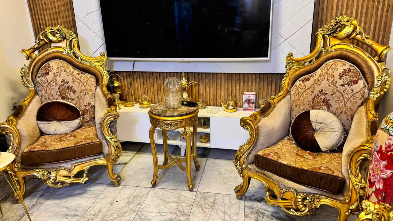 السلام عليكم تخم مصري زان  10 قطع مع الفازات السعر مليونين وبي مجال اخذنا 5ملايين نظيف جداً 
مكاني بغداد السيديه 
***********
