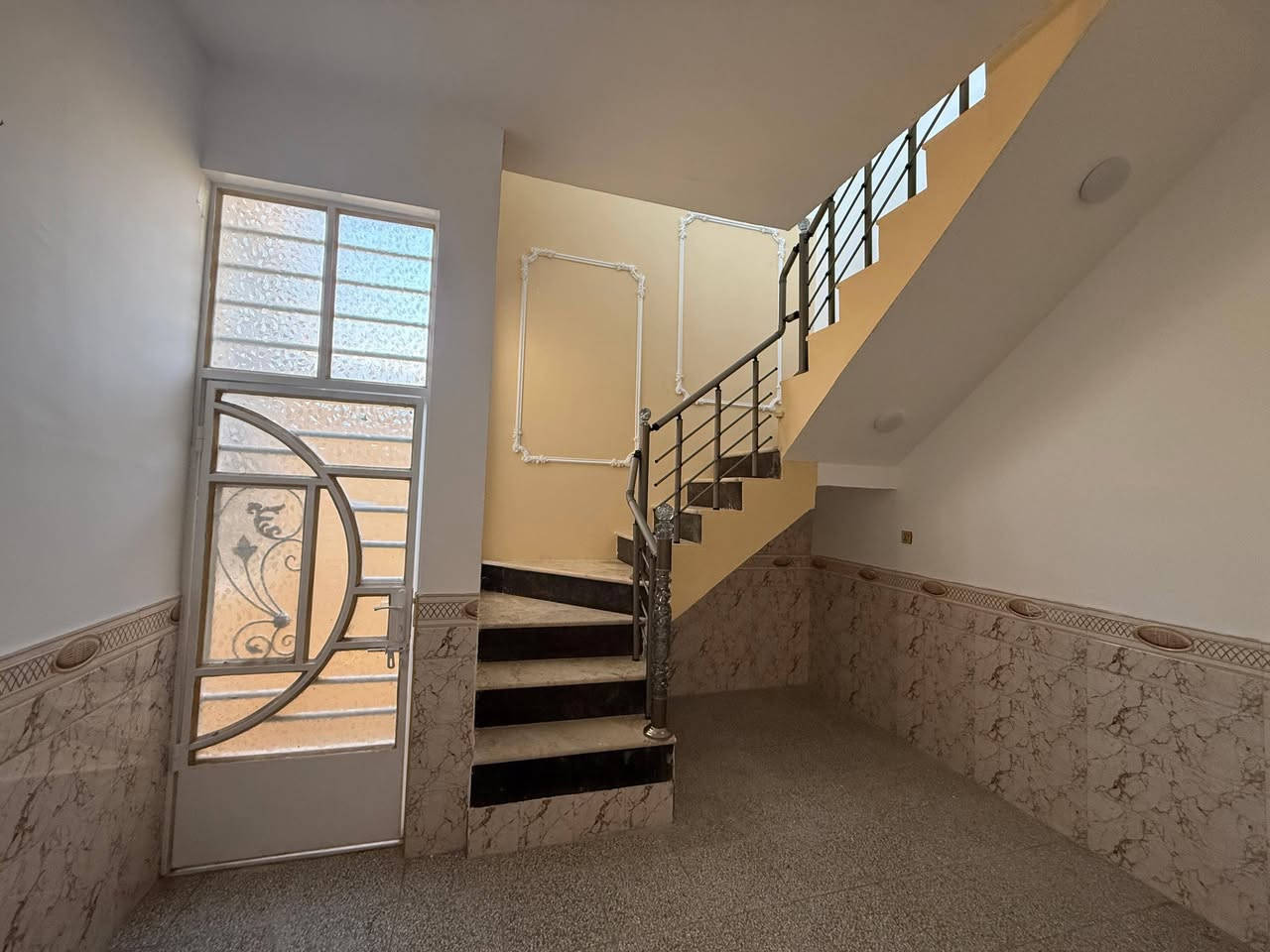 توفر بيت مساحه 100 متر موقعه حي النداء  بسعر 85 وبي مجال موقعه راقي شارع ستين العرضي 
سلام عليكم توفر بيت مساحه 100 متر بسعر 85 مع المجال موقعه راقي شارع ستين العرضي الاول 

البناء شغل جناي طابوق جمهوري سقف صب مسلح اساس صب مسلح 

محتوياته غرفه صاله مطبخ براني حمام منور 

السعر قابل للتفاوض
للستفسار اكثر خاص او على رقم ***********
