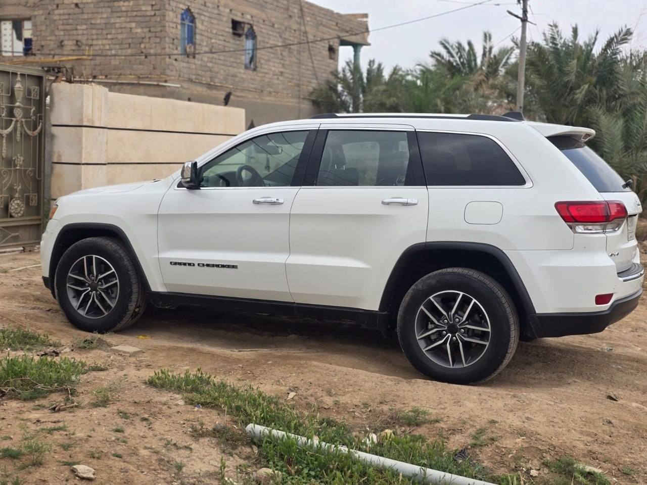 السلام عليكم سياره جيب لاريدو موديل 2021
السياره فول مواصفات لمتدد فتحة رادار أمامي رقم بغداد بأسمي ستة سلندر مكينه 3600 السياره بيها اربع قطع صبغ 
سعرها 240 وبيها مجال
للأستفسار أتصل على الرقم ***********
