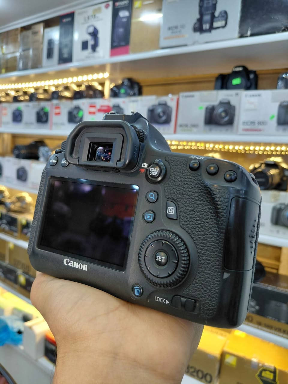 Canon 6D Mark I 📸  
 Shutter 15K

​📸 الأسطورة رجعت من تاني! 
 "كسر زيرو" في فوكس ستور 📸
​عايز تدخل عالم الـ Full Frame بأقوى كاميرا عملت معادلة بين السعر والجودة؟ كاميرا Canon 6D (Mark I) الغنية عن التعريف، معشوقة المصورين، متاحة دلوقتي عندنا بحالة كسر زيرو ممتازة وجاهزة للشغل فوراً!
​✨ ليه الـ Canon 6D Mark I اختيارك الصح؟
​سينسور Full-Frame بدقة 20.2 ميجا بكسل: مركز القناطر الخيريه, القليوبية


**إذا كنت صاحب هذا الإعلان وتريد حذفه لأي سبب، رجاءا أرسل رسالة إلى الدعم الفني**