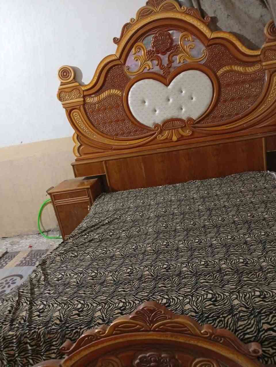 سلام عليكم غرفه كامله سعر مليون وبيها مجال قليل  الغرفه مستعمله نظيفه كلش شغل درجه اولى كلها مكان نجف مشخاب رقم ***********

