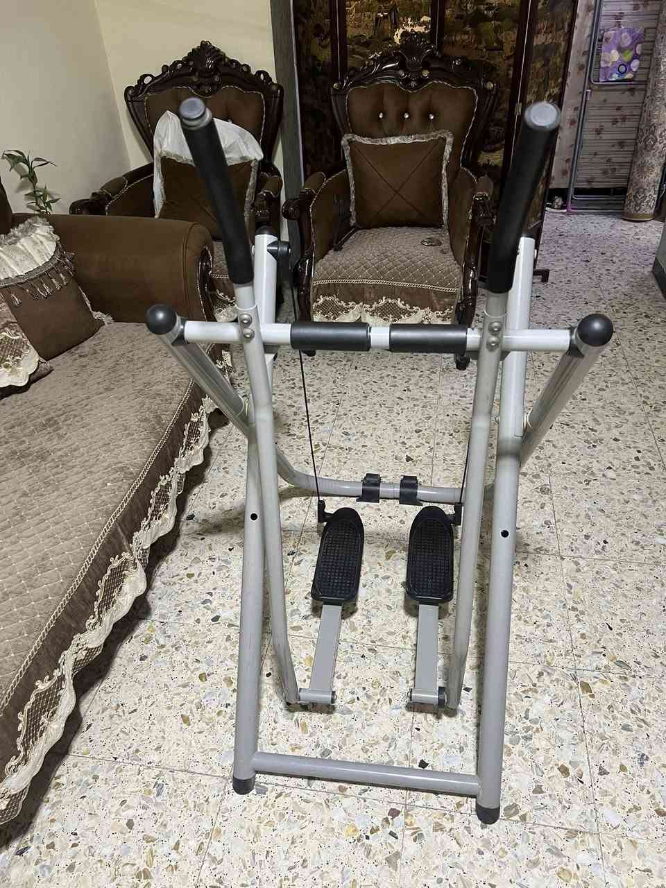 للبيع زوالي قياس 2 في 3 جدد ونظاف سعره الوحدة 50 الصوبة زيتية السعر 70 جهاز رياضه السعر 80 المكان الأعظمية للاتصال ***********
